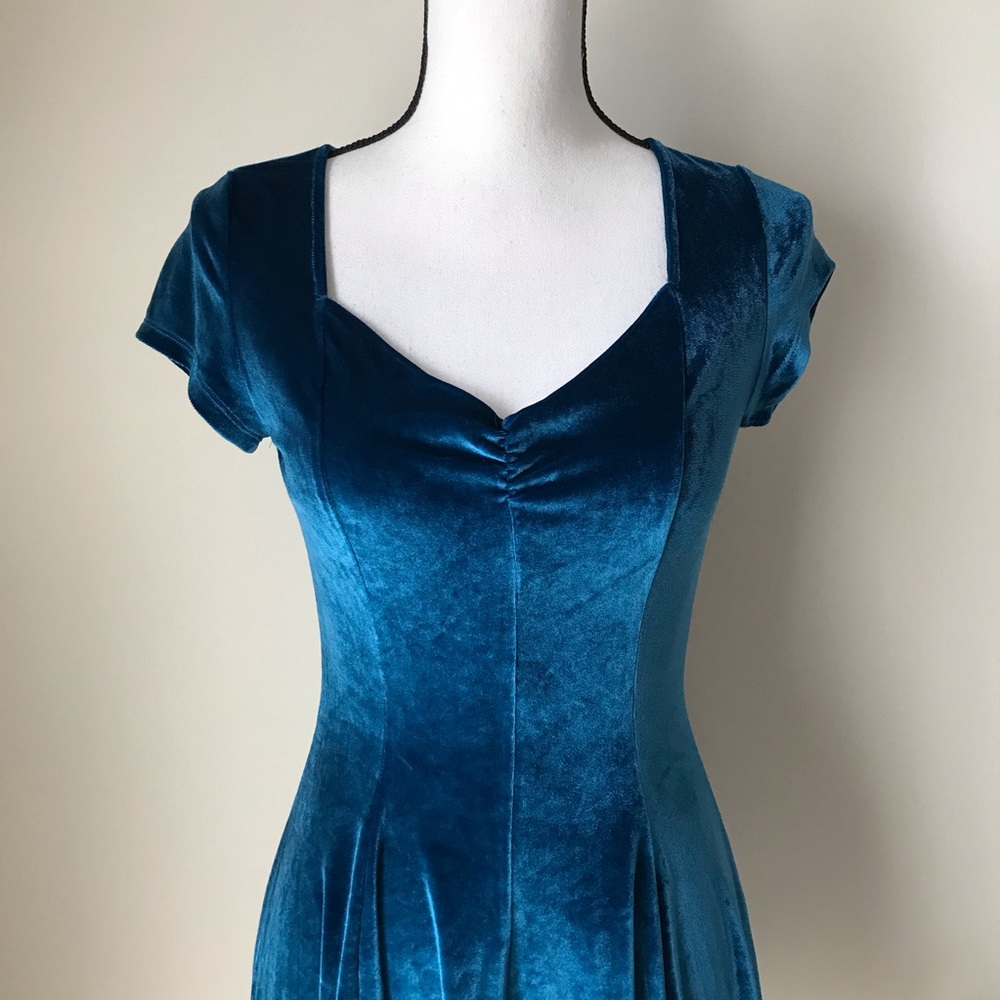 UO Kimchi Blue Dahlia Sweetheart Velvet Dress - Picture 2 of 8